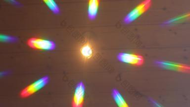 点状的光源反映了颜色彩虹